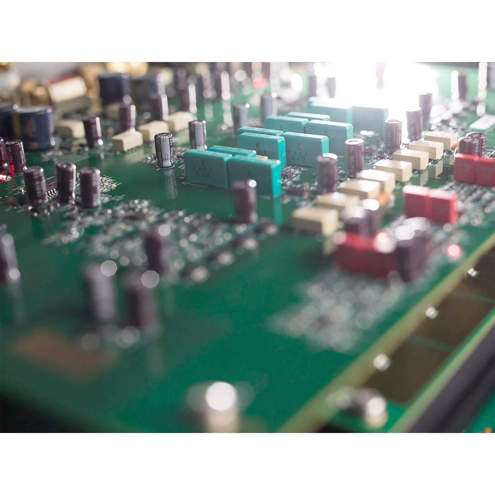 №5206 - Black - Mark Levinson № 5206 preamplifier with Pure Path fully discrete, direct-coupled, dual-monaural line-level class A preamp circuitry, MM/MC phono stage, and Main Drive headphone output. - Detailshot 1