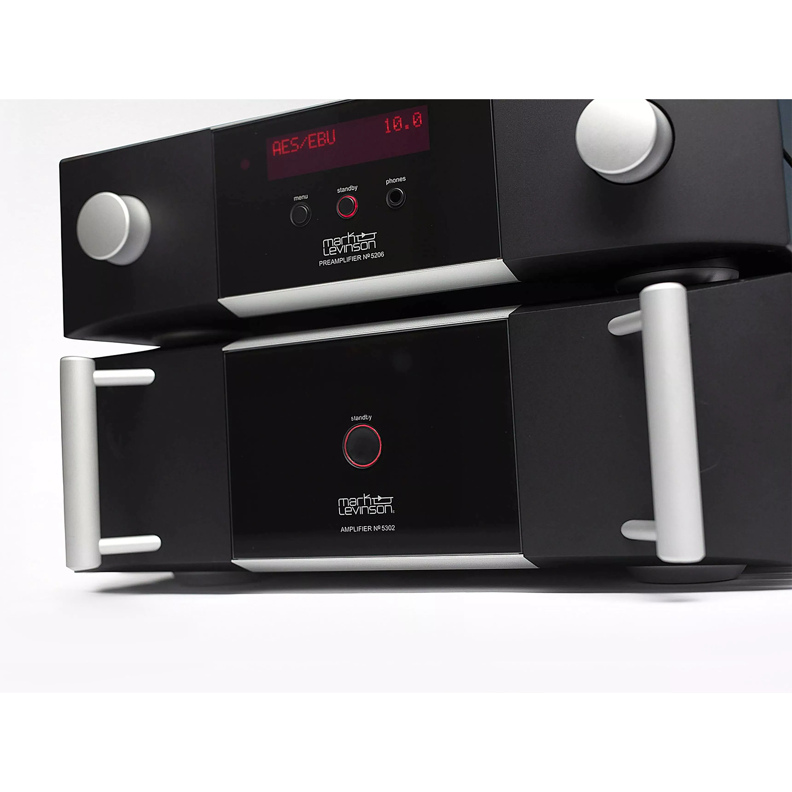 №5206 - Black - Mark Levinson № 5206 preamplifier with Pure Path fully discrete, direct-coupled, dual-monaural line-level class A preamp circuitry, MM/MC phono stage, and Main Drive headphone output. - Detailshot 2